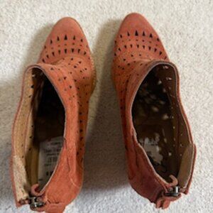 Sofft Rust Colored Booties, Size 8.